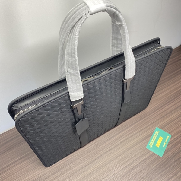 ボッテガヴェネタバッグ背面デザイン